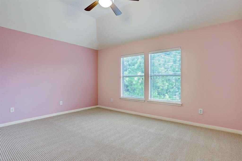 Secondary bedroom with a high ceiling.