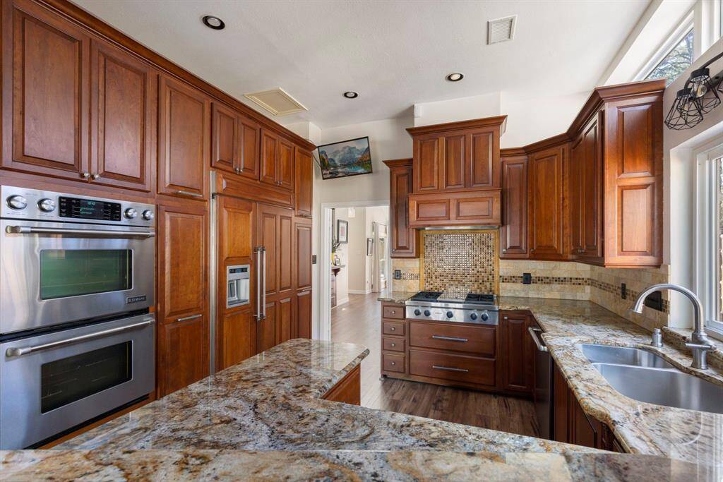 Double VIKING ovens and gas range with grill and professional exhaust