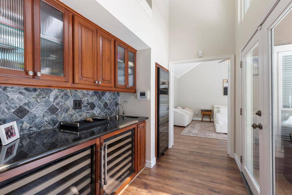 Did we say entertaining? Wine and beverage coolers and wine fridge that would be a dream for any wine enthusiast.