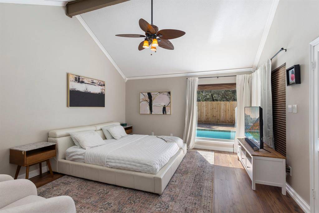 Primary bedroom in first floor with high ceiling