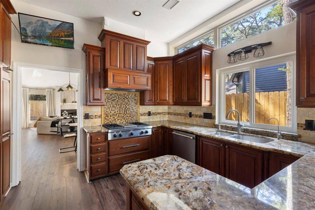 Dream chef's kitchen with top of the line appliances