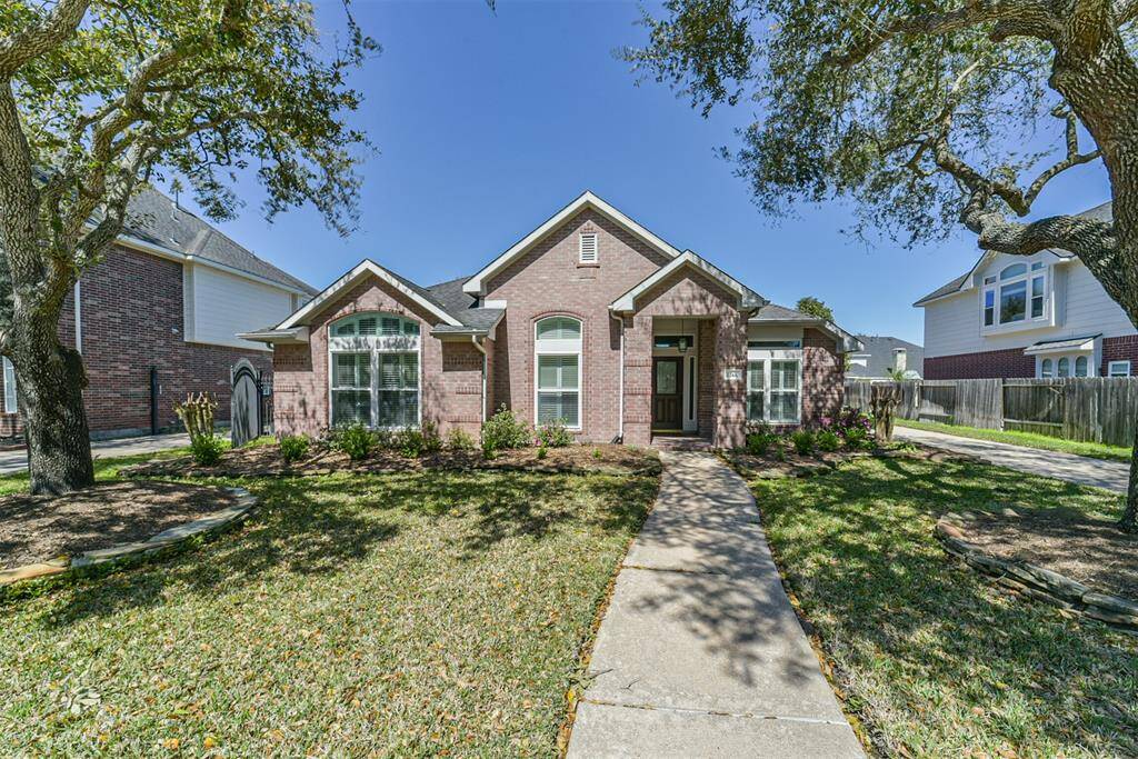 Welcome to Grand Lakes Freshly landscaped front and back.