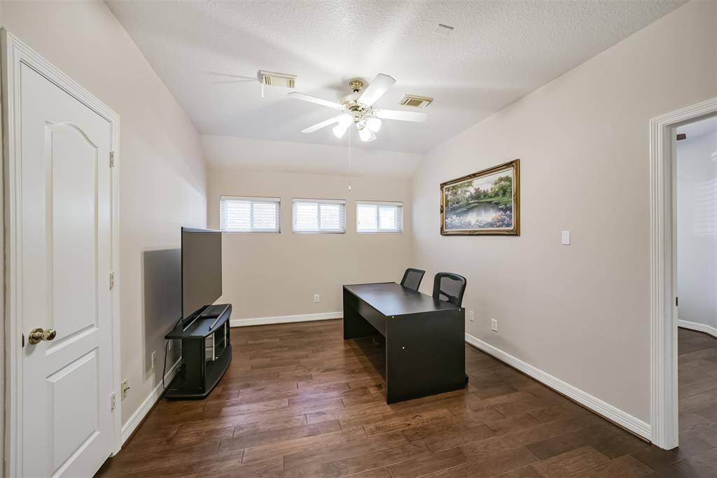 Bonus Room! Can be used for game room/tv room/2nd study.