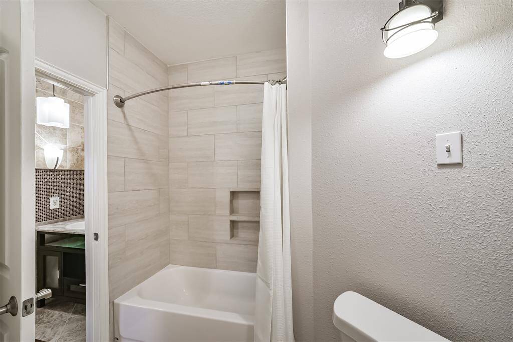 Shower/Tub combo in Bathroom 2.