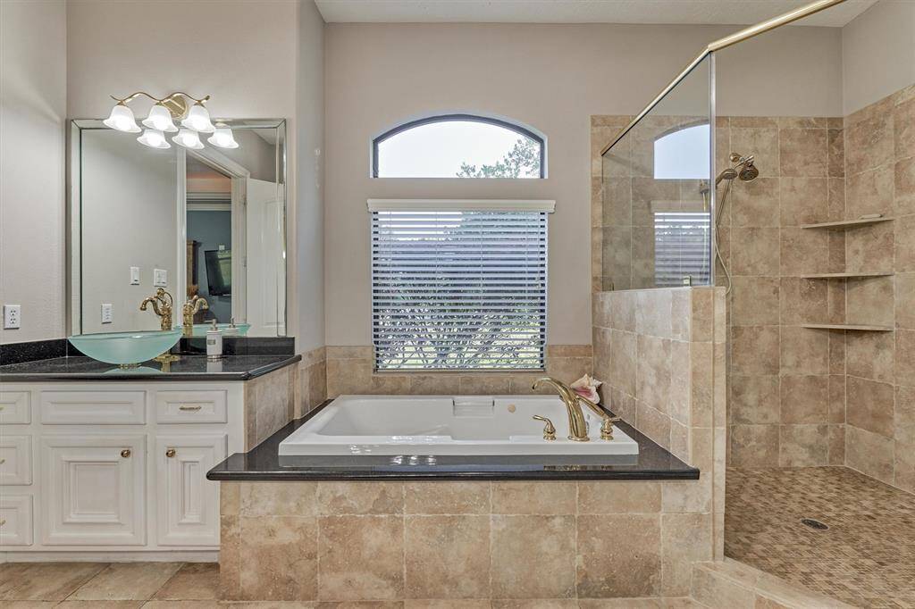 Erase the day’s stresses in the whirlpool tub.