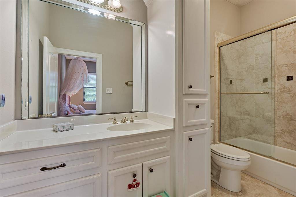 En suite bath with neutral finishes!