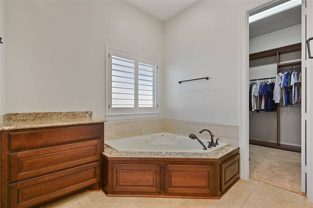 AHHHH! The hot tub is is ready and waiting! At the end of the day unwind & enjoy relaxing here!