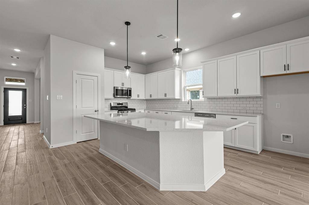 Photo does not represent actual home options and selection. Ask Sales consultant for specific selections.
