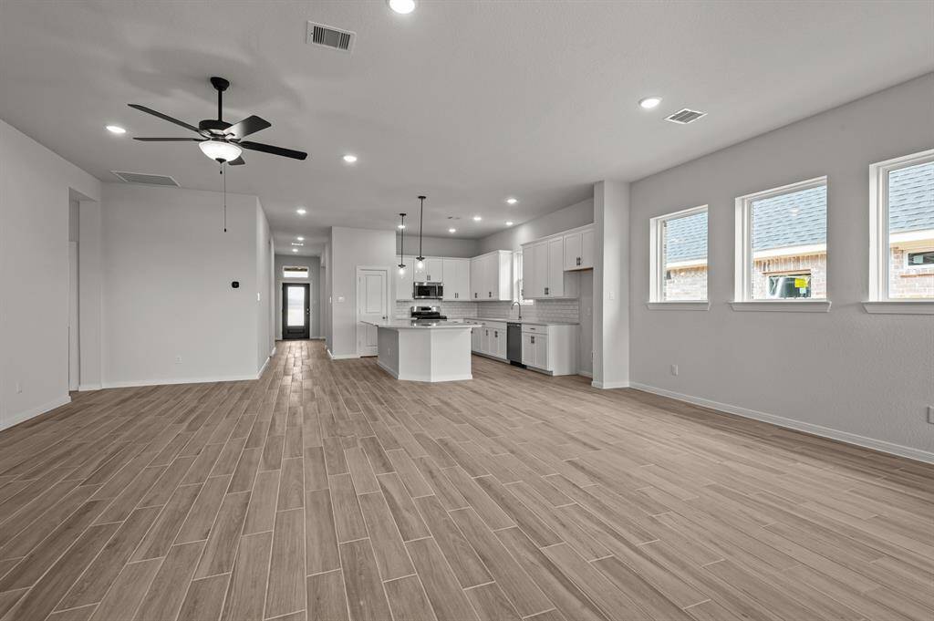 Photo does not represent actual home options and selection. Ask Sales consultant for specific selections.