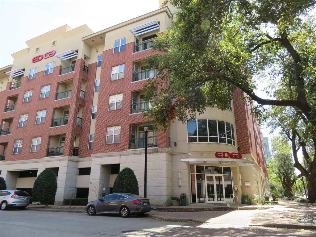 Great Midtown Location! MidHighrise building with amenities.