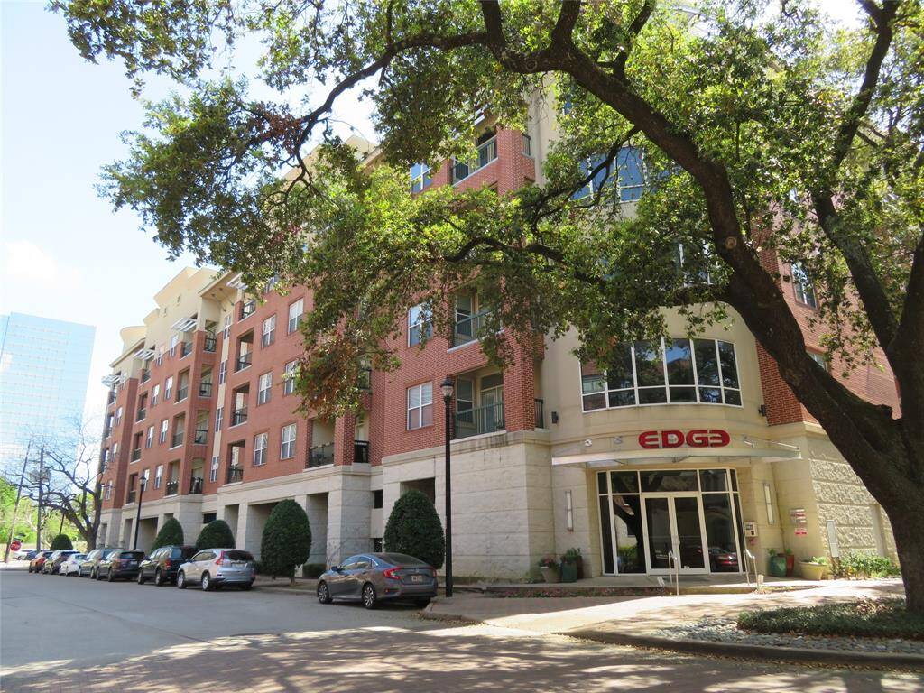Walking distance to restaurants, coffee shops, Metro, and nightlife