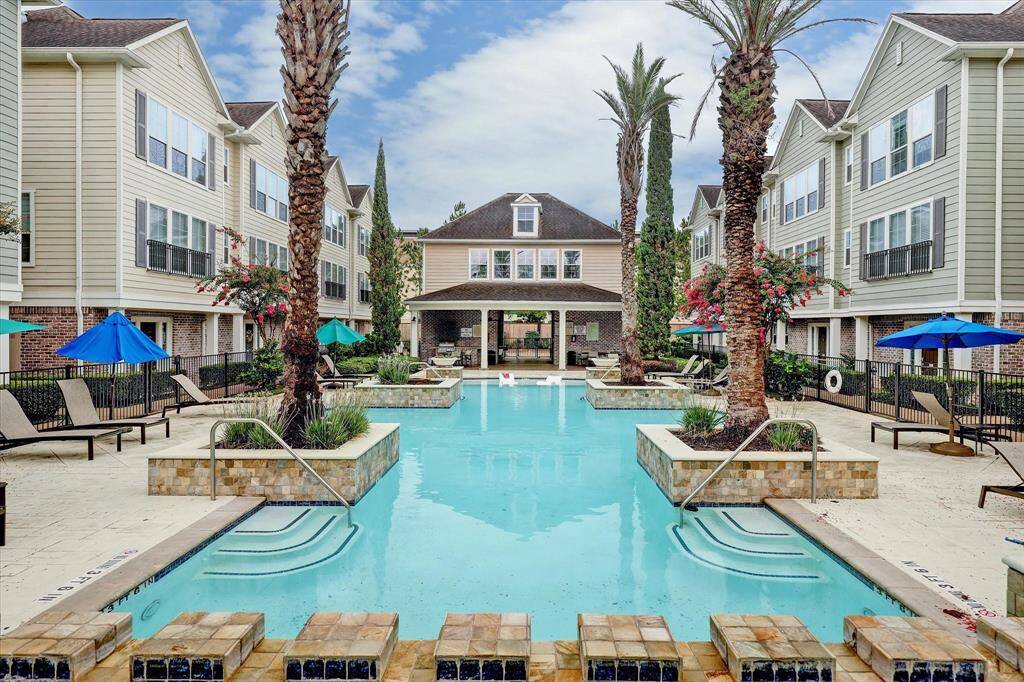 So well maintained by  the HOA!!! Building in the middle of the picture has the Workout Room on the Second Floor.