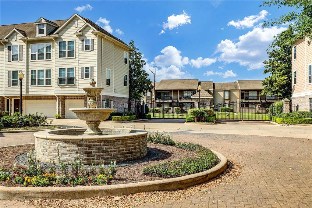 Once inside the Gates there is ample visitor Parking both in this area around the fountain as well as at the end of the pool.