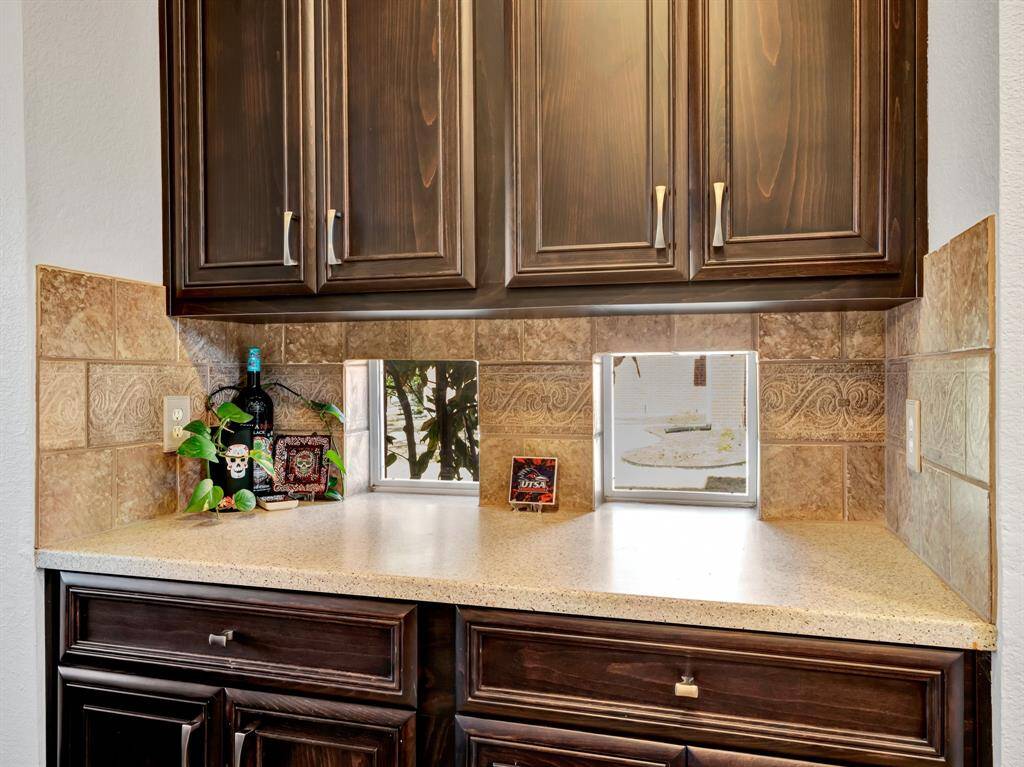 Serving space between kitchen and formal dining