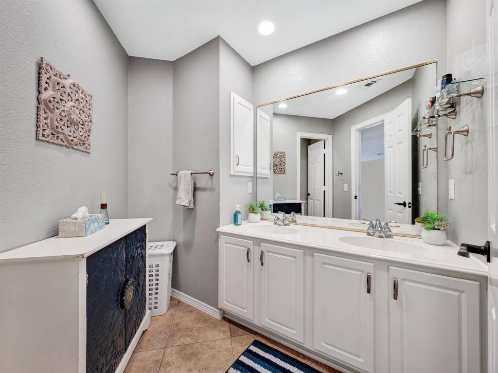 Secondary bathroom UPSTAIRS