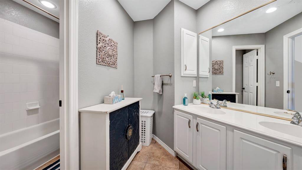 Secondary bathroom UPSTAIRS