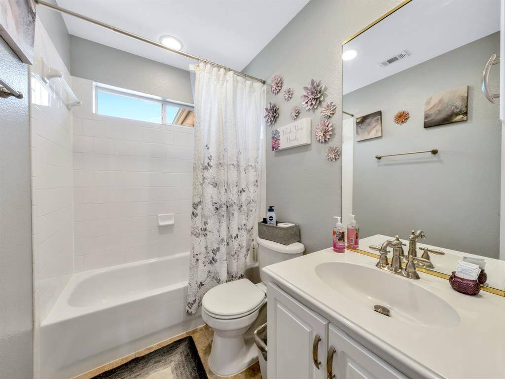 Secondary bathroom UPSTAIRS