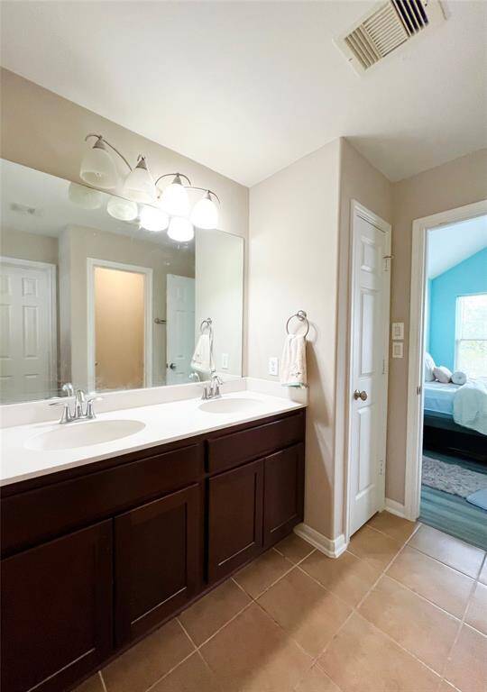 En suite double sink bathroom.