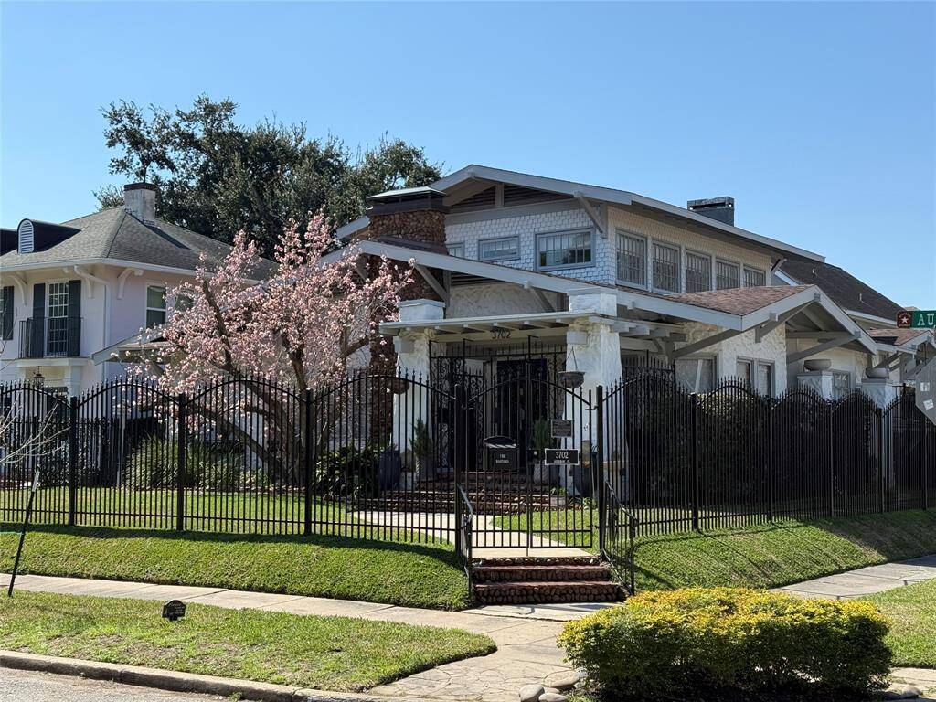 Audubon Place is a lovely treelined boulevard. 3702 Audubon place is situated on a 6,000 square foot terraced lot on the corner of Audubon Place and Marshall.