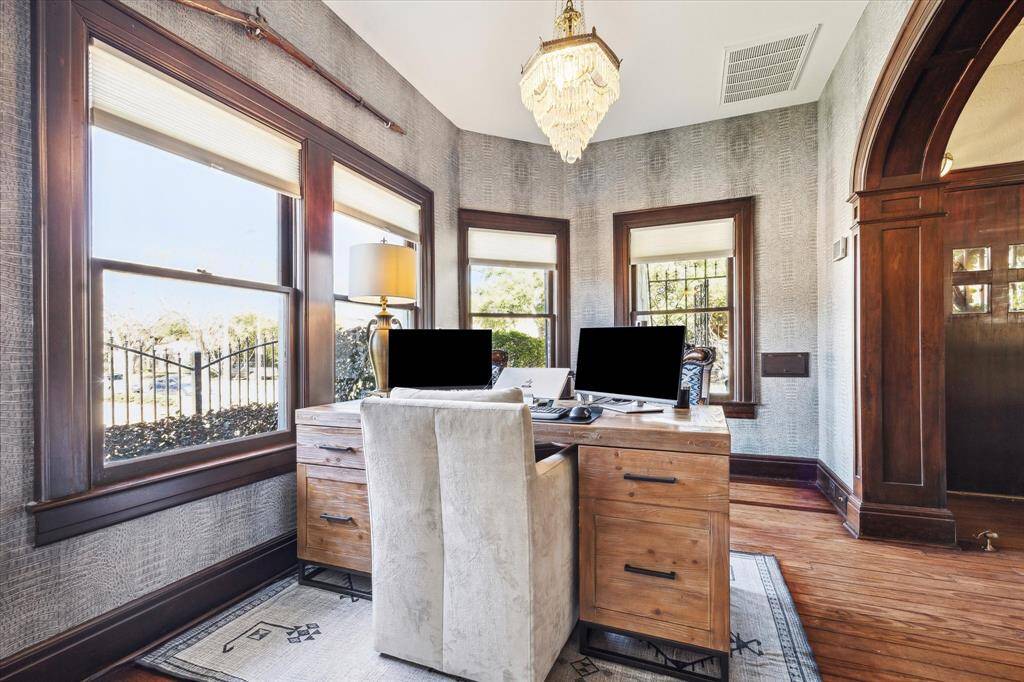 This space is perfect for the peaceful execution of ones duties.