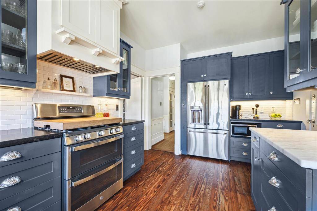 The GE double oven with gas cooktop and excellent ventilation along with the three reachable work stations make meal preparation a breeze.