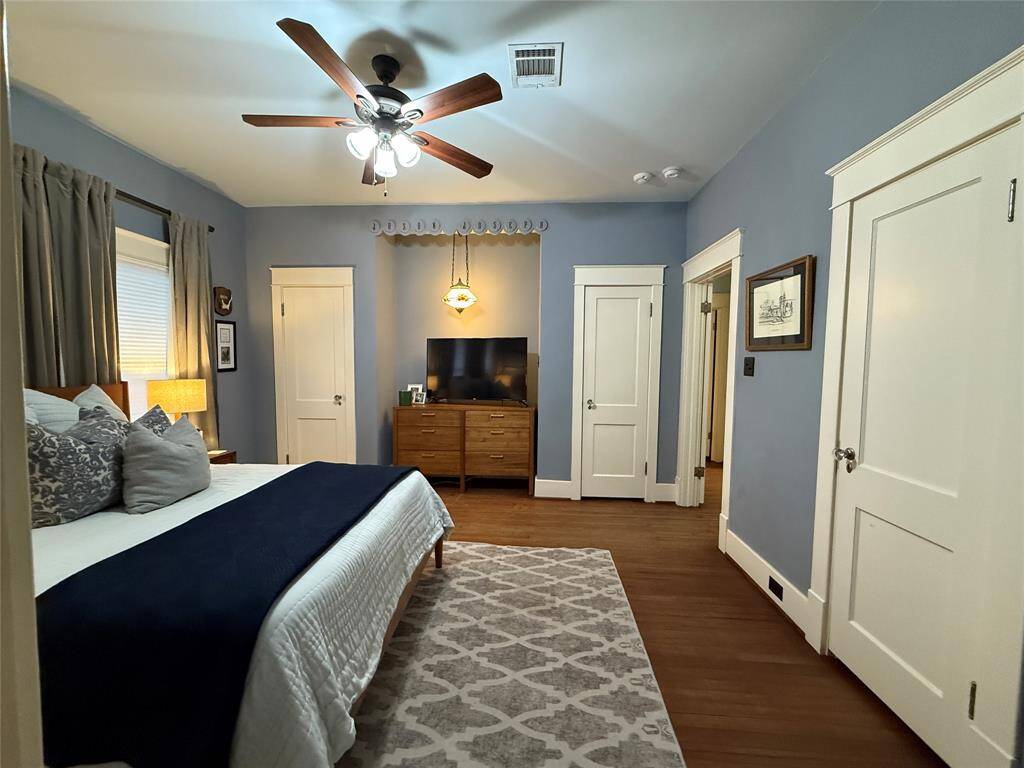 Note that the middle bedroom has three closets!