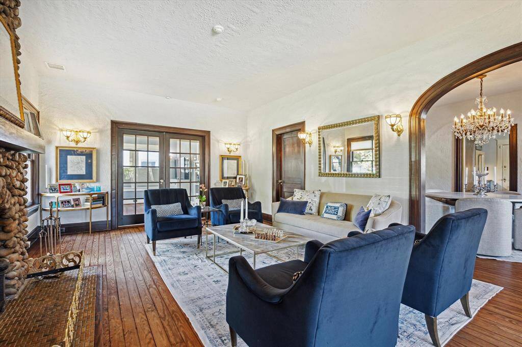 The formal living room is much larger than most craftsman style homes with measurements of 20'11" X 14'1".