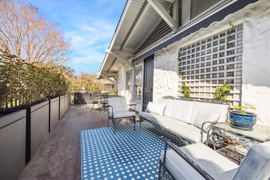 The guest quarters feature this amazing outdoor living space with seating for both lounging and dining.