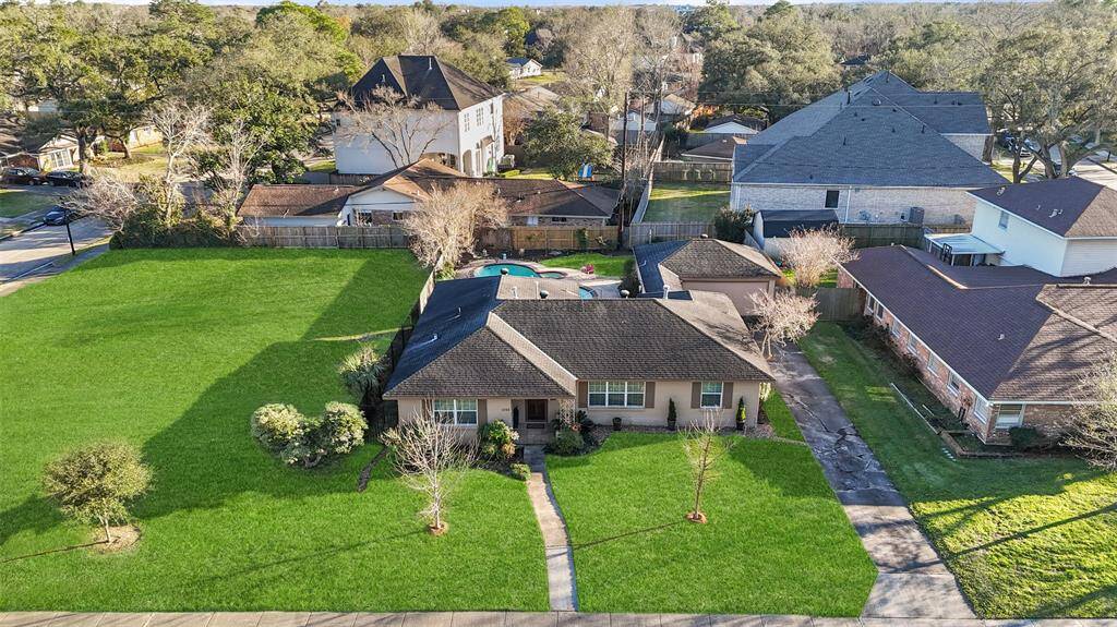 Inner loop living, in the highly desired subdivision of Woodside, minutes from the Medical Center, downtown, and shopping and dining experiences in the Rice Village and Galleria