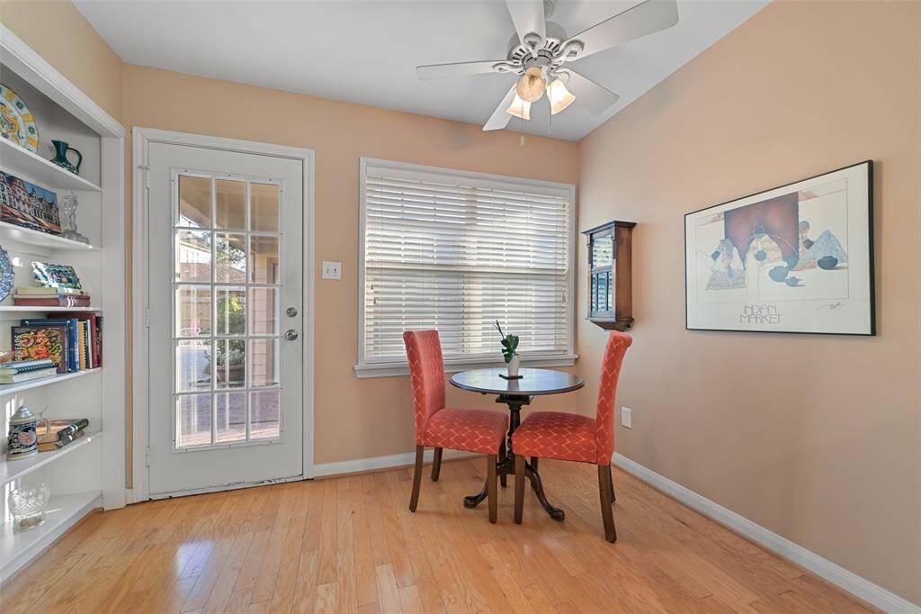 Sip your morning coffee in the breakfast area while taking in the backyard view.  Display dishware, cookbooks or art on the built-in shelving