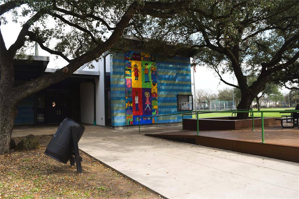 Walk to Linkwood Park to play tennis, enjoy the playground or picnic under the shade trees