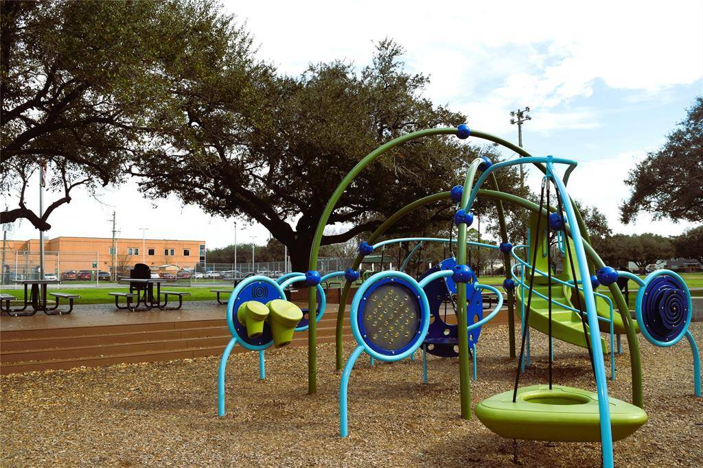 Linkwood Park offers tennis courts, basketball, play areas for toddlers and bigger kids, a walking loop and picnic tables.