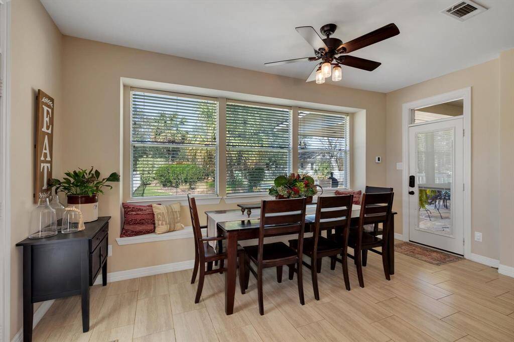 Spacious Breakfast nook with bench