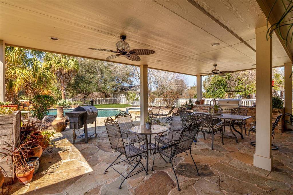 Covered patio and outdoor Grill