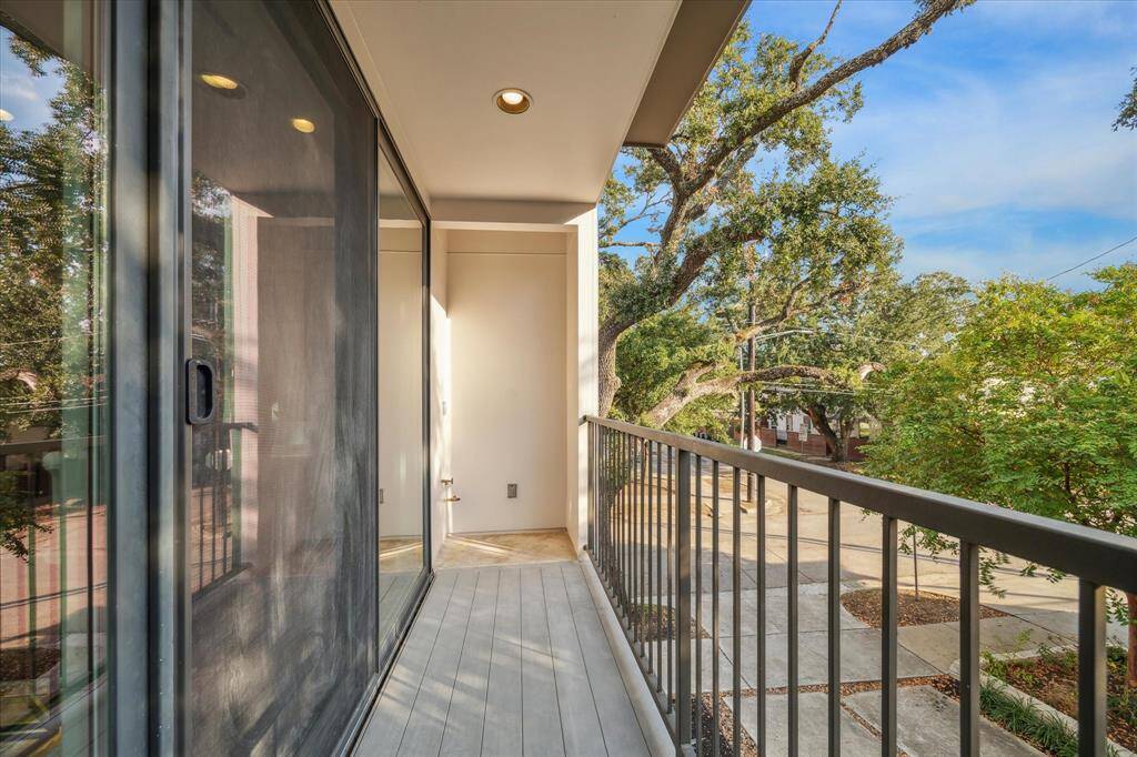 Other side has gas line, perfect for an outdoor grill.