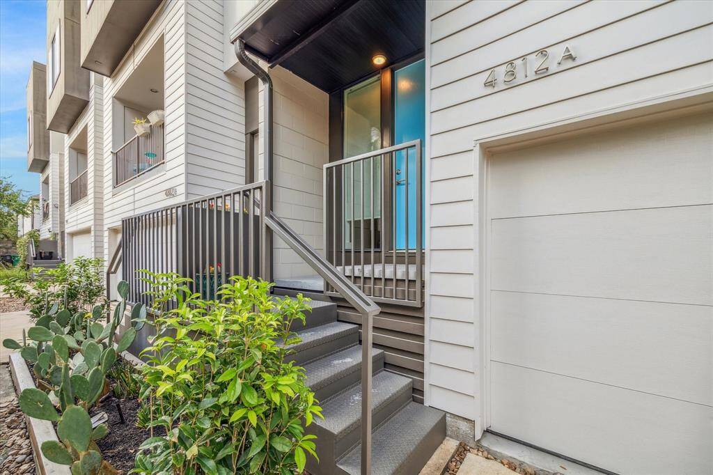 No HOA fees and no flood history.