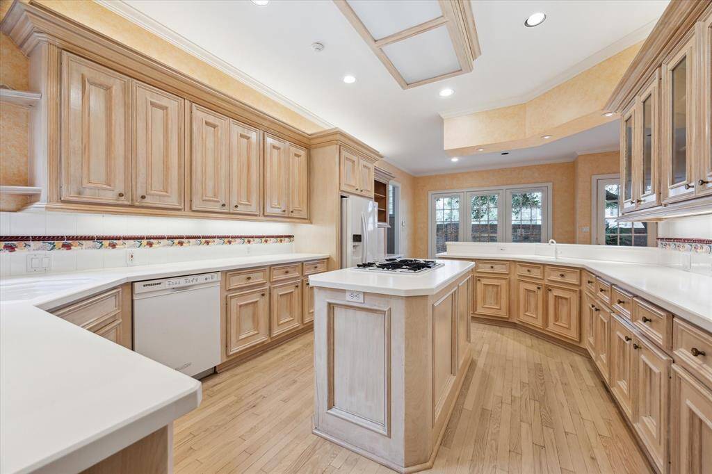 The kitchen features a large walk-in pantry, two sinks, ice-maker, and butler's pantry space.