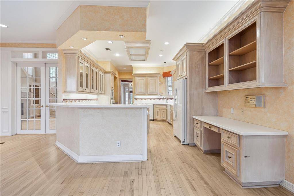 Alternate view from breakfast area showing planning station, breakfast bar.
