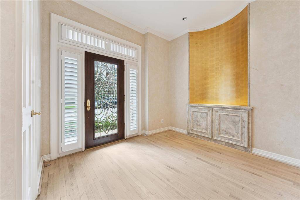The spacious entry welcomes you with a faux painted art niche, leaded glass front door, and natural light from sidelights and transom window. The beautiful bleached hardwood floors flow throughout the first floor.