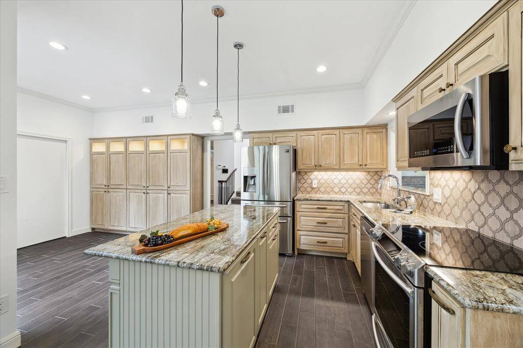 Enjoy the breakfast nook's view, complemented by convenient pull-out doors in both base and wall cabinets.