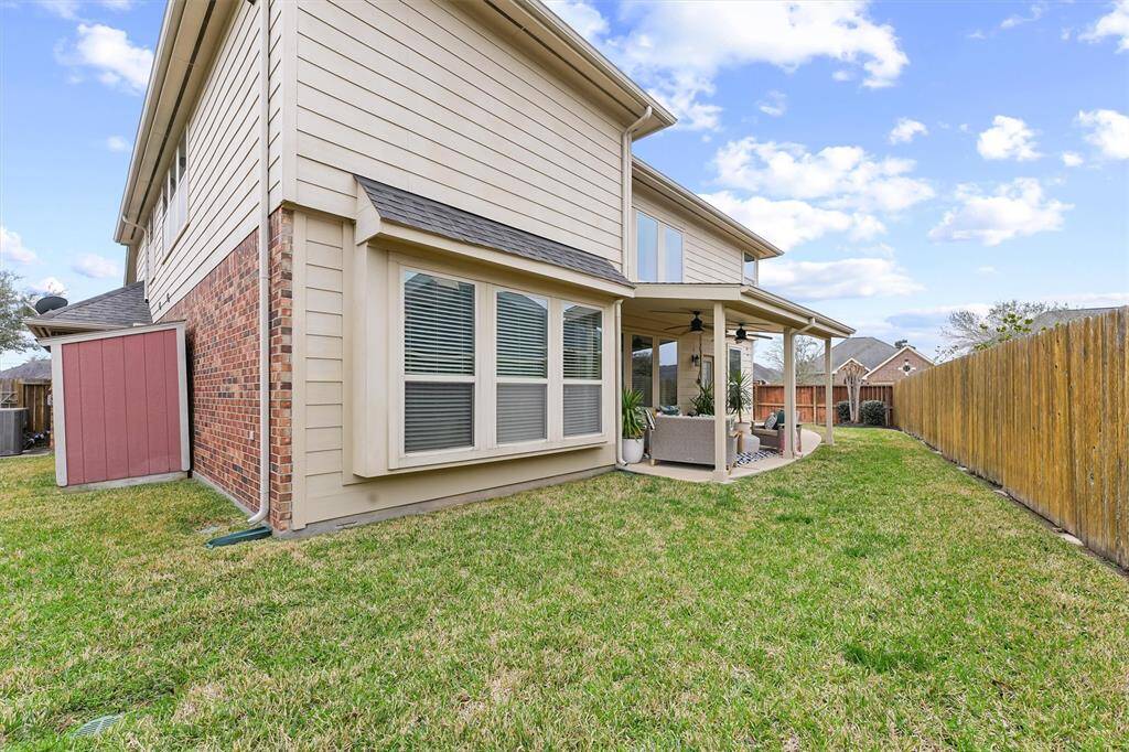 Whether it’s a game of catch, a picnic, or simply enjoying the outdoors, this yard is perfect for all kinds of fun and relaxation.