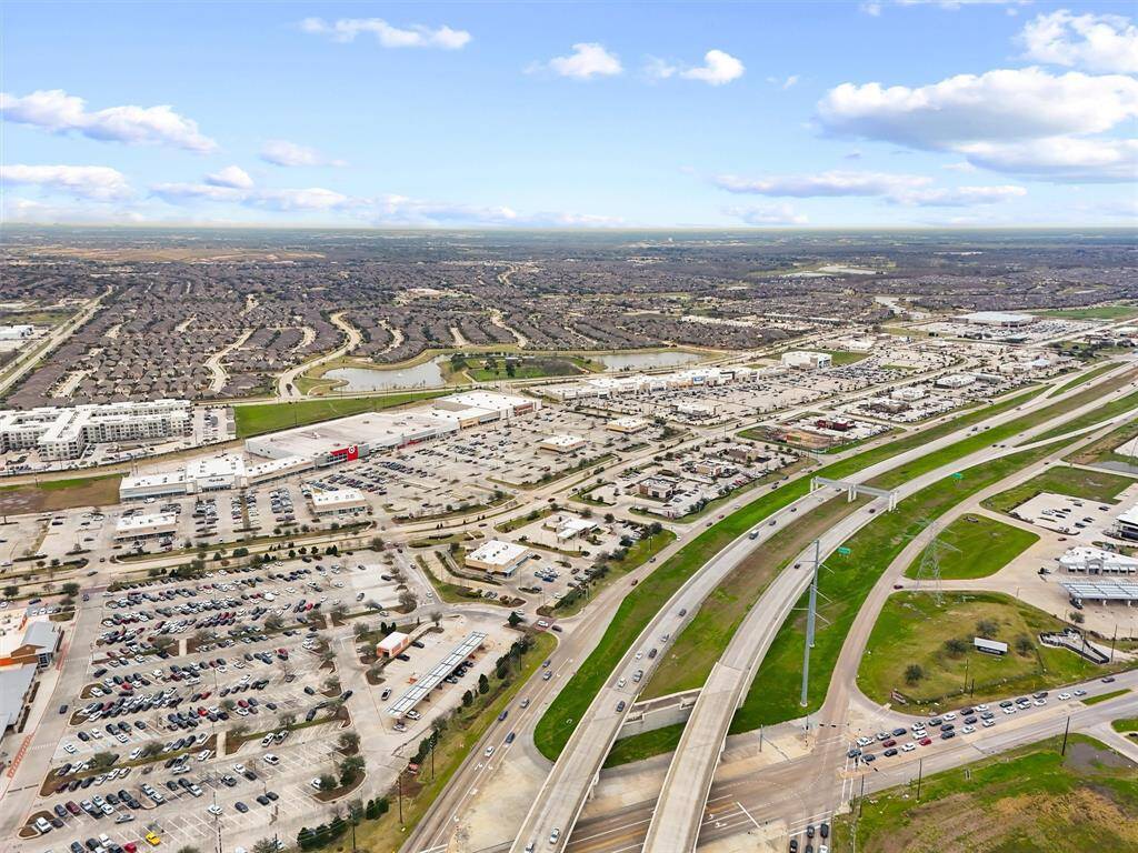 Easy access to the Grand Parkway and the West Park Tollway with an exclusive exit - Grand Mission Blvd.
