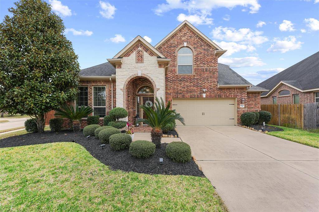 WELCOME HOME to 8603 Rexford Cove Ct in the beautiful community of Grand Mission in Richmond.