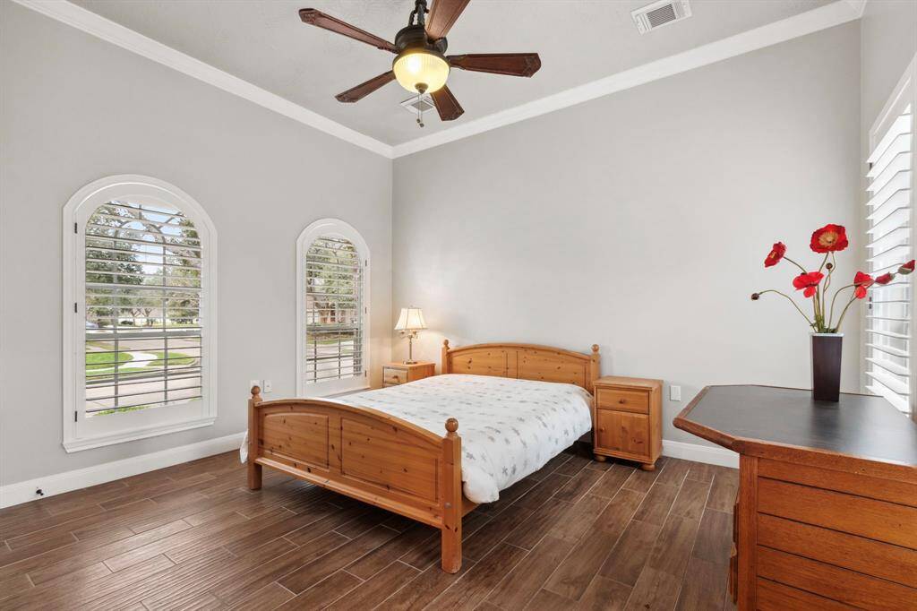 The casita has been fully updated & offers private access.  Featuring a large bedroom with beautiful windows & high ceilings.  This guest suite or separate office space is perfect.