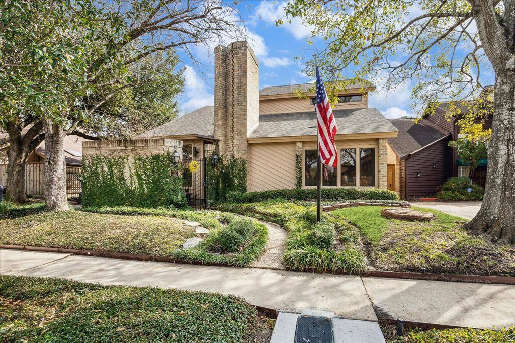 Nestled in the highly sought-after Briargrove Park, this home offers unparalleled convenience, with easy access to the Energy Corridor, the Galleria, and the vibrant shopping, dining, and entertainment hubs of City Centre, Town & Country, and the Memorial City District—all while enjoying quick connectivity to Beltway 8 and major freeways.