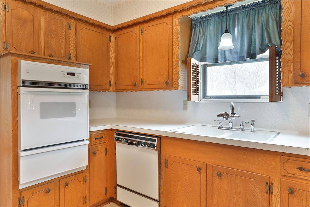 Formica counter tops, gas oven and dishwasher!!