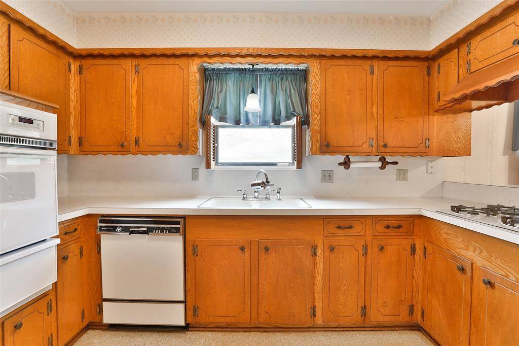 Lots of counter and cabinet space!