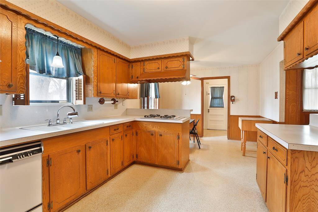 Gas cooktop.  Breakfast area for you to enjoy your morning coffee!