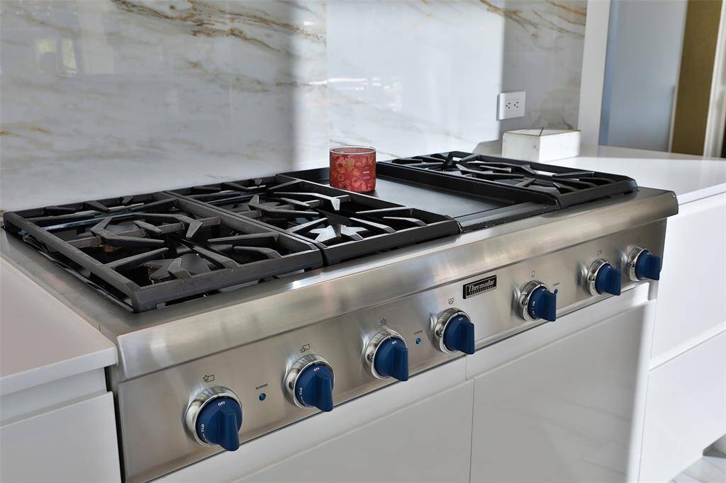 Let's get cooking on this stainless Thermador 6 burner gas cooktop with griddle for the pan cake lover in your life! Not shown above is the convenient pot filler.