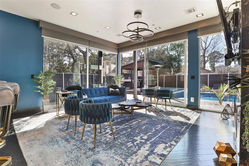 The versatile lounge can be used as a Mother-in Law suite, game room, media room, craft room or art gallery. A private entrance and ensuite bath lend to complete privacy of the space.